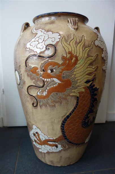 null Grand vase à décor de dragon.