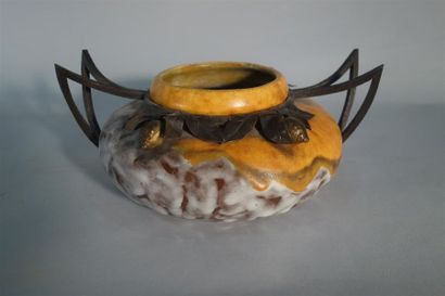 null Louis DAGE (1885-1963)
Vase en céramique à corps ovoïde aplati et col renflé...
