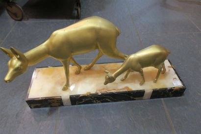 null ROCHARD, biche et faon, sculpture en métal doré sur socle en marbres