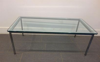 null TRAVAIL MODERNE
Table basse à plateau rectangulaire en verre blanc sur structure...