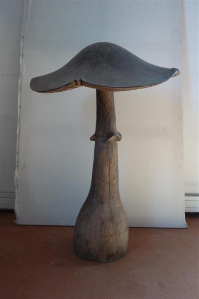 null Champignon. Element en bois sculpté figurant un champignon H. 95 cm D. 73 c...