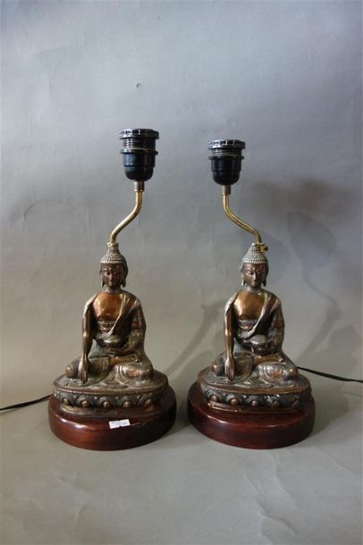 null Deux pieds de lampe en forme de Bouddha en méditation. 