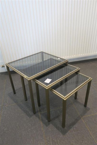 null Table gigogne en acier chromé, plateau en verre fumé gris. 
