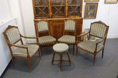 null Salon deux fauteuils, deux chaises, un tabouret. en bois naturel. Style Louis...