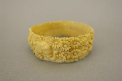 null Un bracelet à décor de fleurs et éléphant.