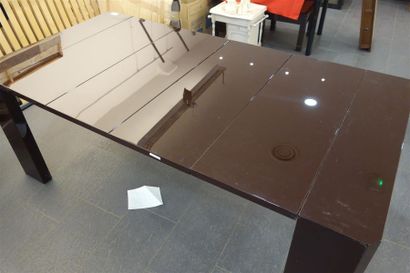 null Table en plastique marron à deux rallonges. 