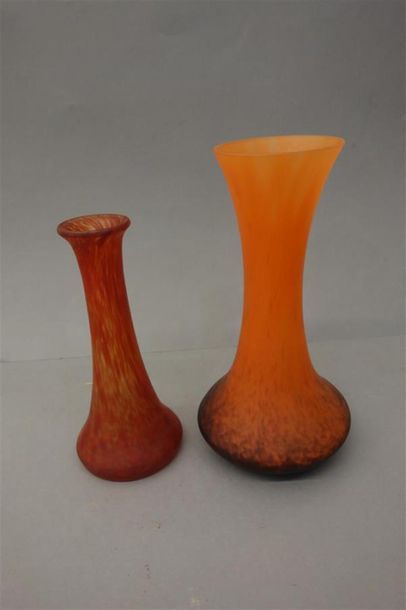 Deux vases en verre marmoréen rouge, et l'autre...