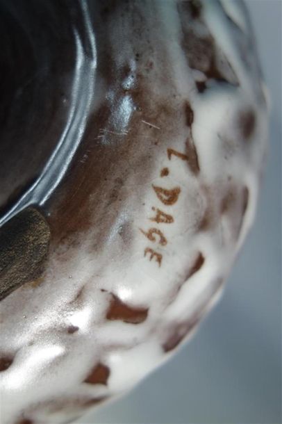null Louis DAGE (1885-1963)
Vase en céramique à corps ovoïde aplati et col renflé...