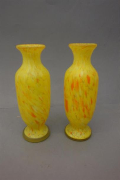Paire de vases en verre marmoréen jaune....