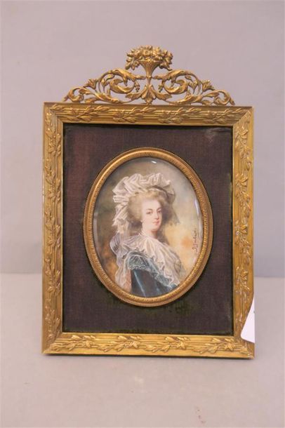 Miniature figurant Marie-Antoinette ? 
Signée...