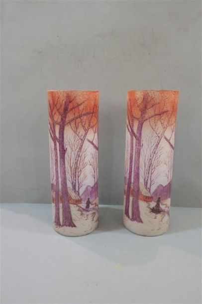 Deux vases rouleaux à décor rose de paysage...