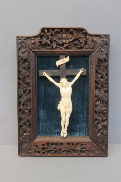 Crucifix en ivoire? dans un cadre en bois...