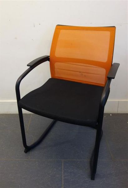 null SEDUS 
Suite de trois fauteuils en métal tubulaire noirci à accotoirs détachés,...