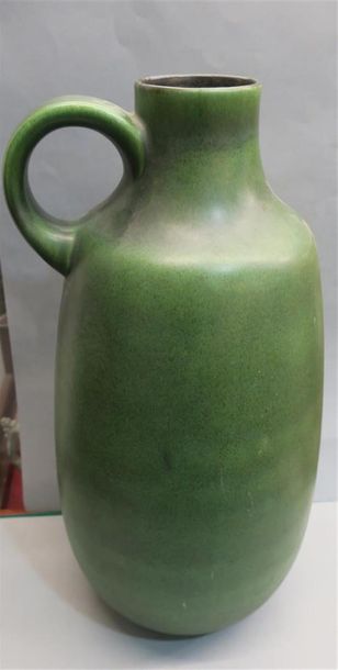 Une grande jarre en céramique verte.