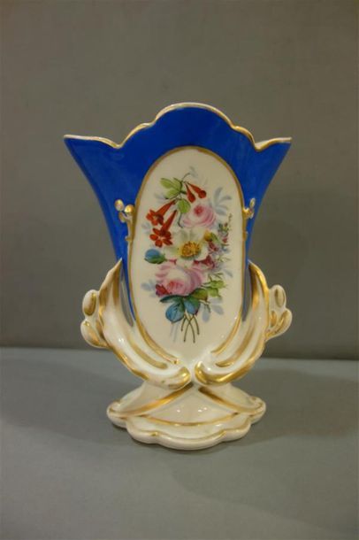 Vase à décor de fleurs et filets dorés. XIXème...