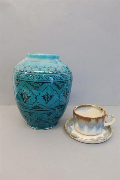null Lot en céramique comprenant un vase, une tasse et sa sous-tasse.