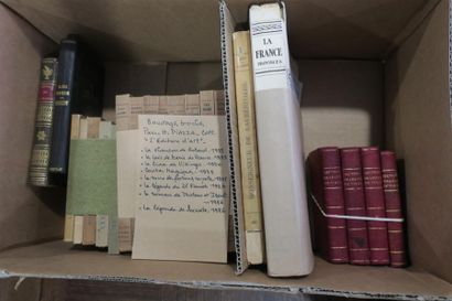 null Carton comprenant Oeuvres de Voltaire (4 volumes), 8 ouvrages brochés, éditions...