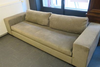 null Un canapé gris moderne quatre places.