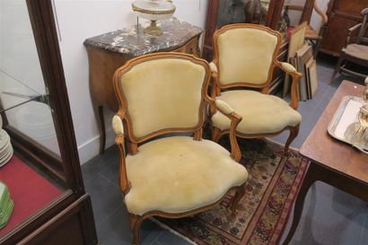 null Paire de FAUTEUILS cabriolet en bois naturel. Style Louis XV.