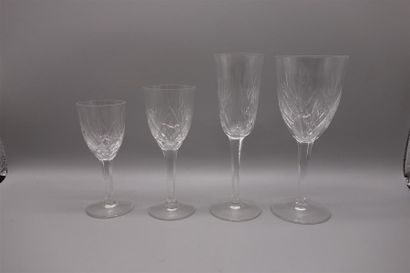 null Service de verre Cristallerie de Lorraine comprenant 12 flûtes, 9 verres à eau,...