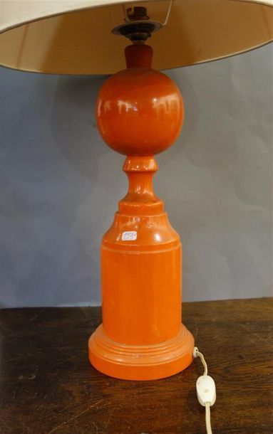 null Lampe en bois tourné peint en orange, années 70.
 H: 45 cm 
