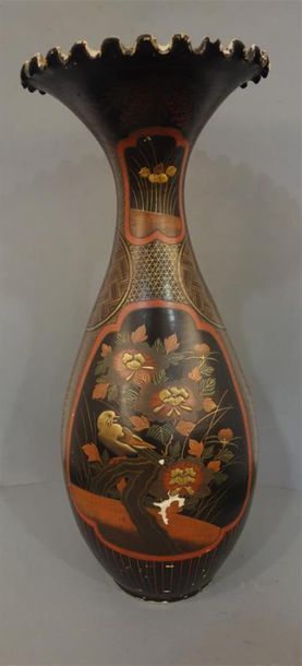 null Grand vase de forme ovale à large col évasé festonné, en porcelaine d'Arita...