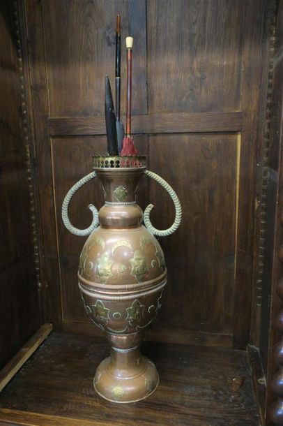 null Grand vase en cuivre dans le style oriental.