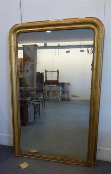 null Grand miroir au mercure, XIXe siècle, en bois et stuc doré à décor de filet...
