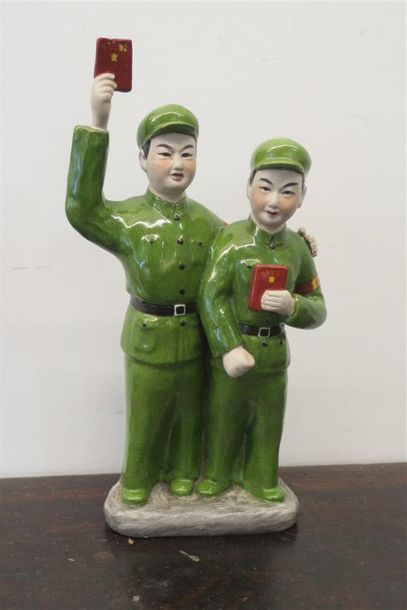 null SUJET en porcelaine polychrome figurant deux militants chinois du Parti Communiste,...