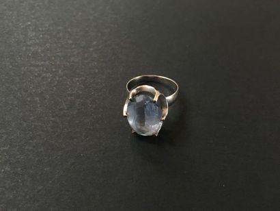 null Bague en or gris 750/00 ornée d une topaze? Poids Brut: 5.4g 