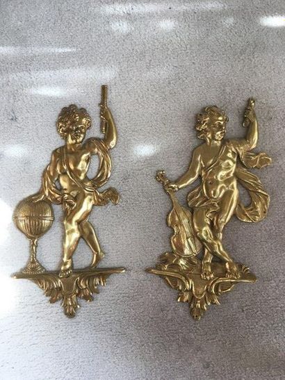 null Deux putti en bronze doré Aux attributs de la musique et de la science