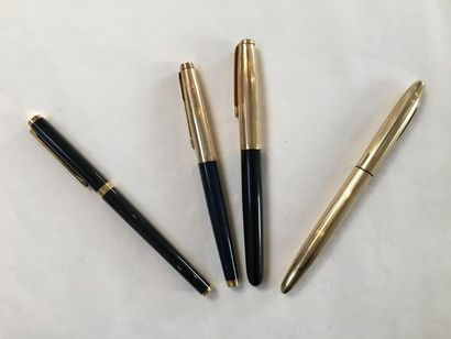 null Ensemble de quatre stylos plumes or : - DUNHILL plume en or 18k. - PARKER plume...