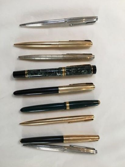 null PARKER Ensemble de quatre stylo-plumes dont deux à plume or 18k., deux rollers...