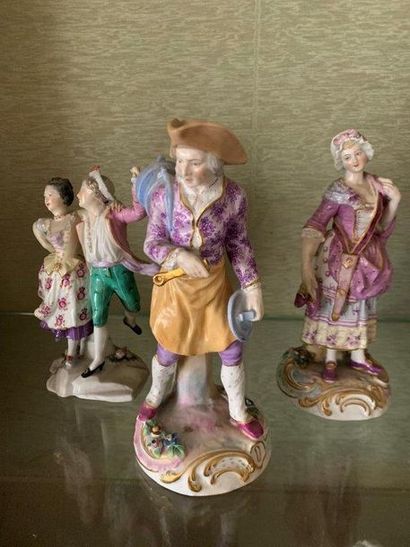 null Deux personnages et un groupe en porcelaine polychrome Paris XIXème siècle