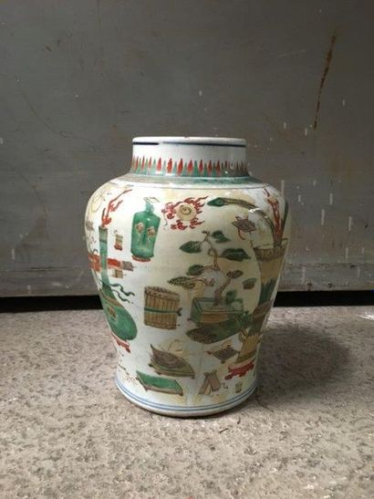 null CHINE - Vase balustre En porcelaine polychrome, à décor d attributs de lettrés....