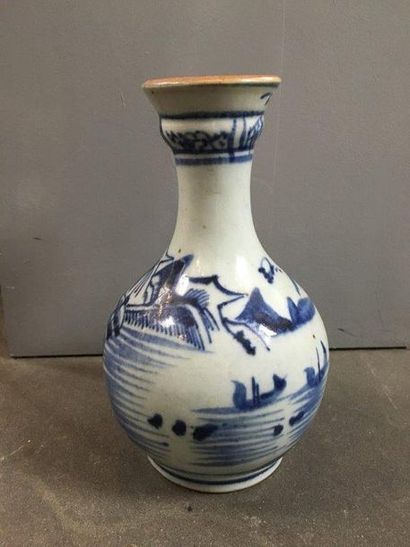 null CHINE - Lot comprenant: -Un vase balustre en porcelaine polychrome à décor d...