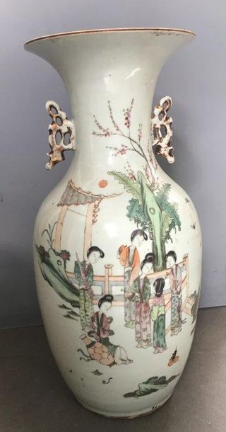 null CHINE Vase balustre En porcelaine, à décor polychrome dans le goût de la famille...