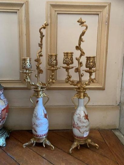 null F. BARBEDIENNE Paire de vases en porcelaine Montés en flambeaux à deux bras...