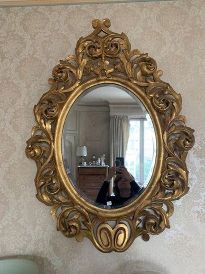 null Grand miroir ovale En bois doré, sculpté d enroulements de feuilles d acanthe...