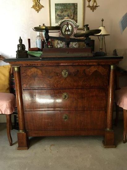 null Petite commode En bois de placage, ouvrant en facade par trois tiroirs, montants...