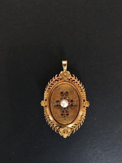 null Broche pendentif ovale XIXe en or jaune 750/00 ornée de brillants et perle....