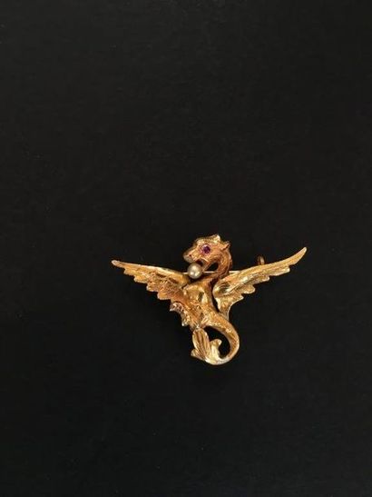 null Lot composé: Broche dragon en or jaune 750/00 ornée d une perle et saphirs roses...