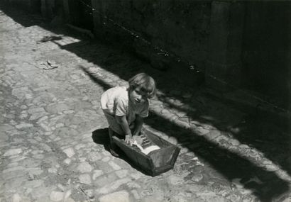 ALEXANDRE TRAUNER (1906-1993) Enfants de Sicile, 1947
4 épreuves argentiques d'époque,...