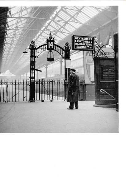 ALEXANDRE TRAUNER (1906-1993) Repérage, gares de Londres, 1936
2 épreuves argentiques...