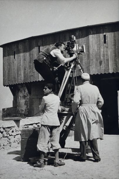 ALEXANDRE TRAUNER (1906-1993) Portrait d'Orson Welles à la caméra, Maroc.
3 épreuves...