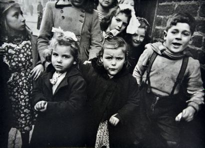 ALEXANDRE TRAUNER (1906-1993) Enfants de Dublin, garçons et filles, 1952
Épreuve...