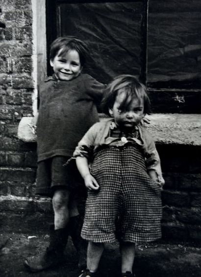 ALEXANDRE TRAUNER (1906-1993) Enfants de Dublin, deux garçons, 1952
Épreuve d'exposition,...