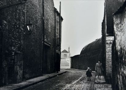 ALEXANDRE TRAUNER (1906-1993) Rues de Dublin, retour de l'école, 1952
Épreuve d'exposition,...