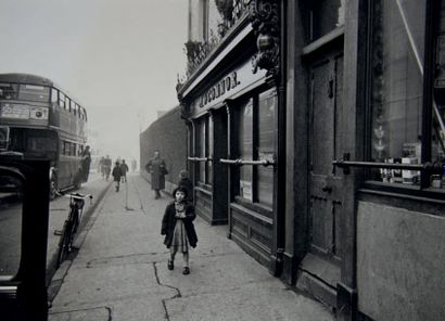 ALEXANDRE TRAUNER (1906-1993) Rues de Dublin, fillette devant un pub, 1952
Épreuve...