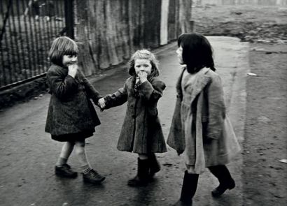 ALEXANDRE TRAUNER (1906-1993) Enfants de Dublin, trois fillettes, 1952
Épreuve d'exposition,...